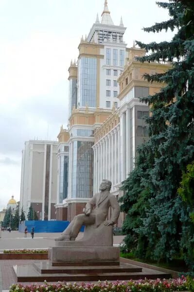 Мгу огарева адрес. Памятник Огарева Саранск. Огарев памятник Саранск. Памятник Саранск МГУ. Памятник у МГУ Огарева.