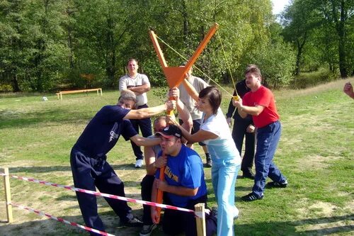 Игры в команде быстрые. Спортивный тимбилдинг. Спортивный тимбилдинг для детей. Командные спортивные игры. Эстафета для тимбилдинга.