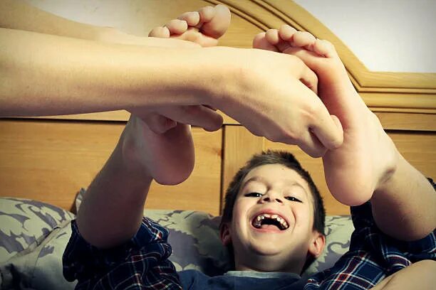 Foot feet boy tickle. Пятки мальчиков. Пятки детей мальчиков. Щекотка детей. Щекотка пяток детей.