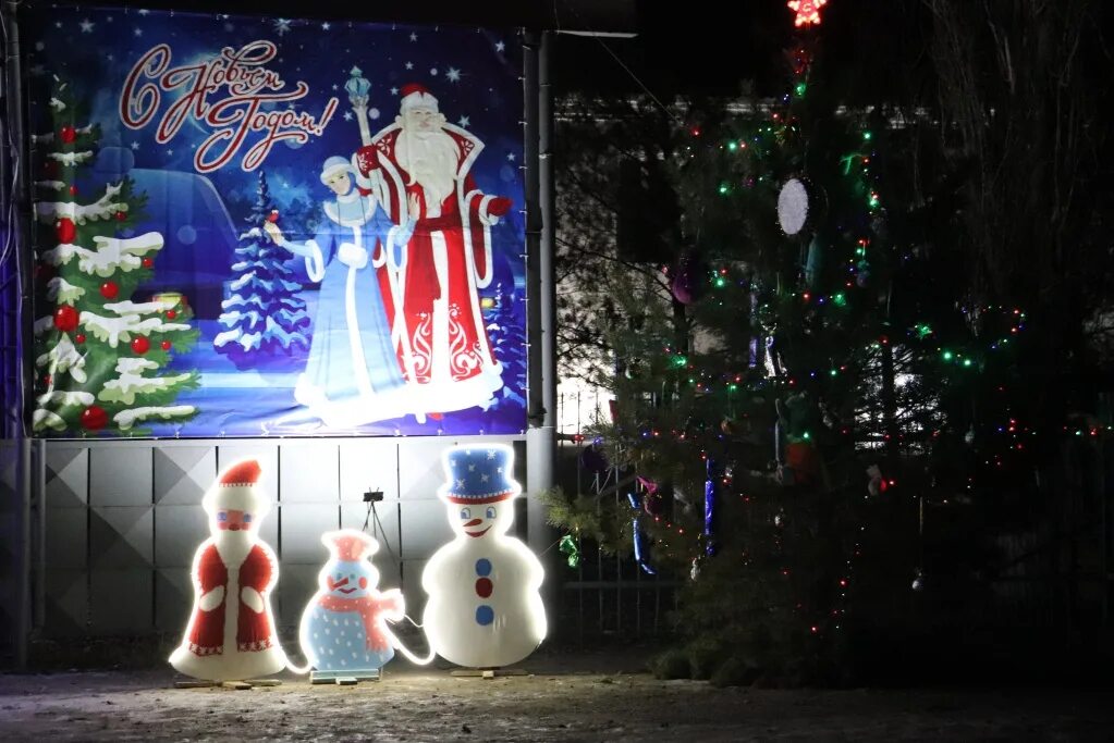 украшение новогоднее на предприятии. новогодний конкурс на лучшее оформление зданий. новогодний конкурс на лучшее оформление зданий. украшенный новогодний бассейн в испании. иллюминация к новому году.