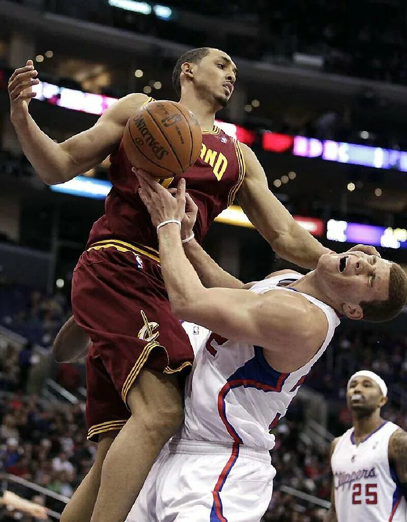 Спортивный фол в баскетболе это. Фол в баскетболе. Баскетбол фолы и нарушения. Фол в баскетболе. Неспортивный фол жест.