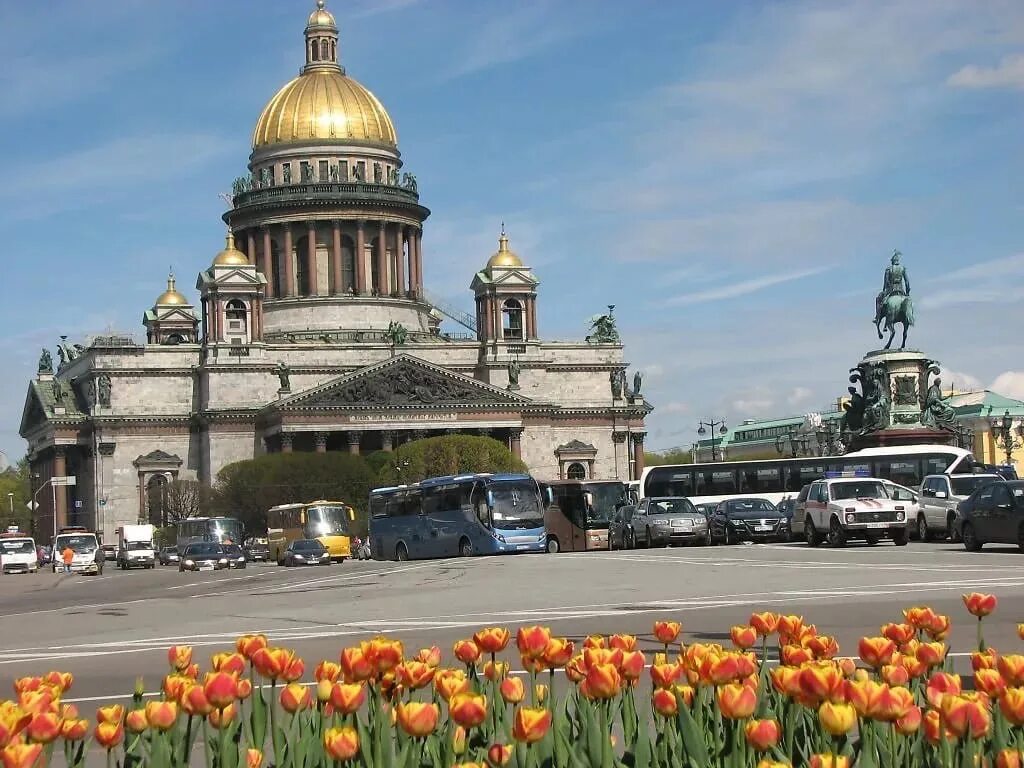 Клумба перед Исаакиевским собором в Санкт-Петербурге. Куда сходить в питере в мае 2024