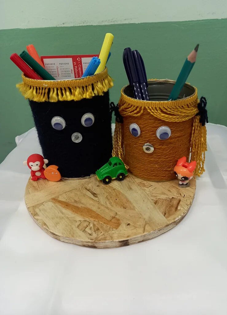 Поделки детей из вторичного сырья. Поделки из бросового материала. Поделка из сторь сырья. Поделки из вторсырья. Поделки из вторичного сырья.