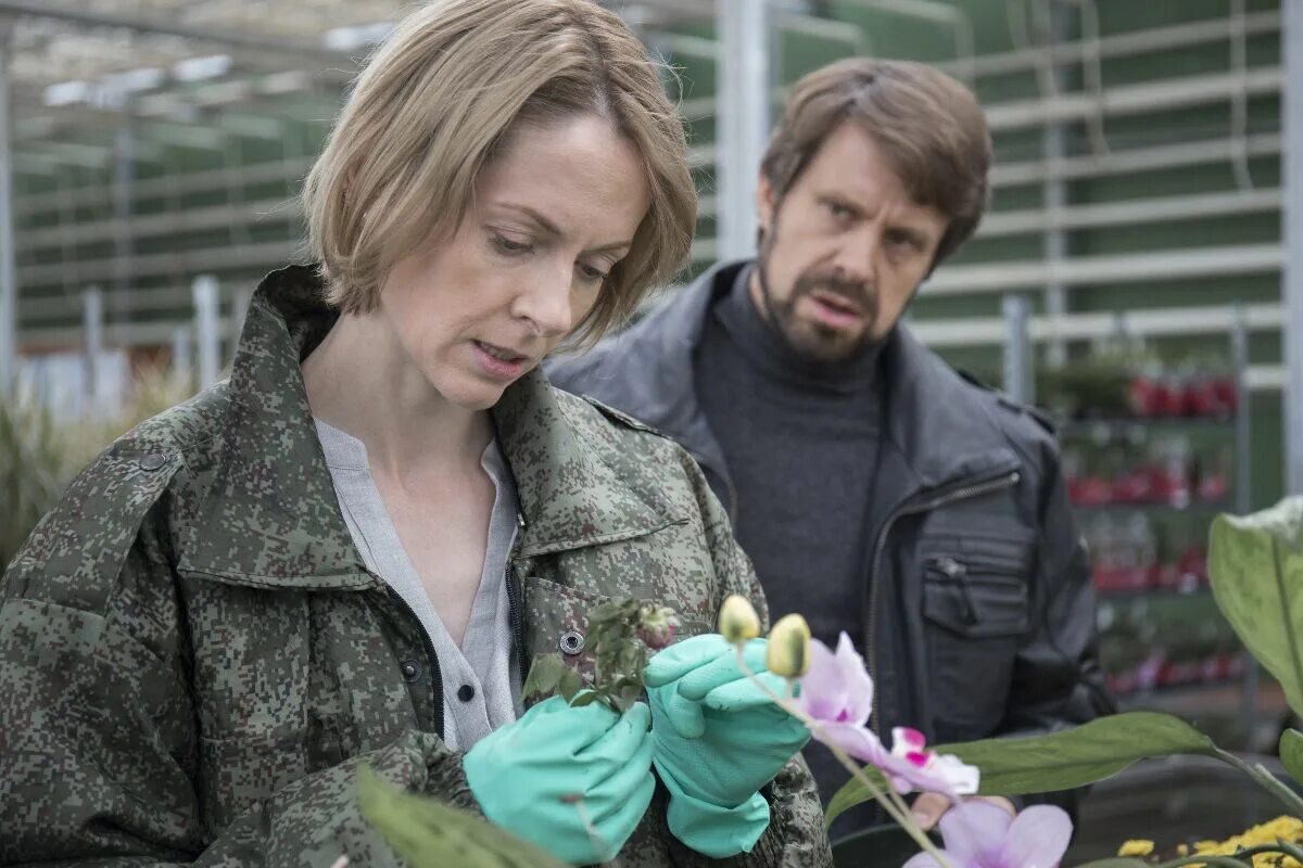 Детектив мартовой тайны города м. Детектив мартовой тайны города м. Тайны города эн 1 сезон 6 серия. Смерть на языке цветов сериал 2019 кадры. Фильм убийство на языке цветов.