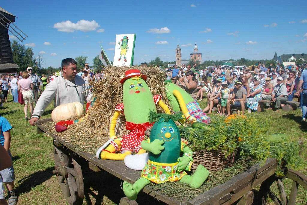 Когда день огурчика. Праздник огурца в луховицах. Музей огурца в суздале. День огурца. Когда день огурчика.
