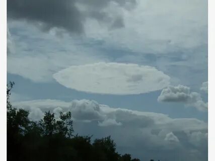 Погода стояла прекрасная и белые круглые облака