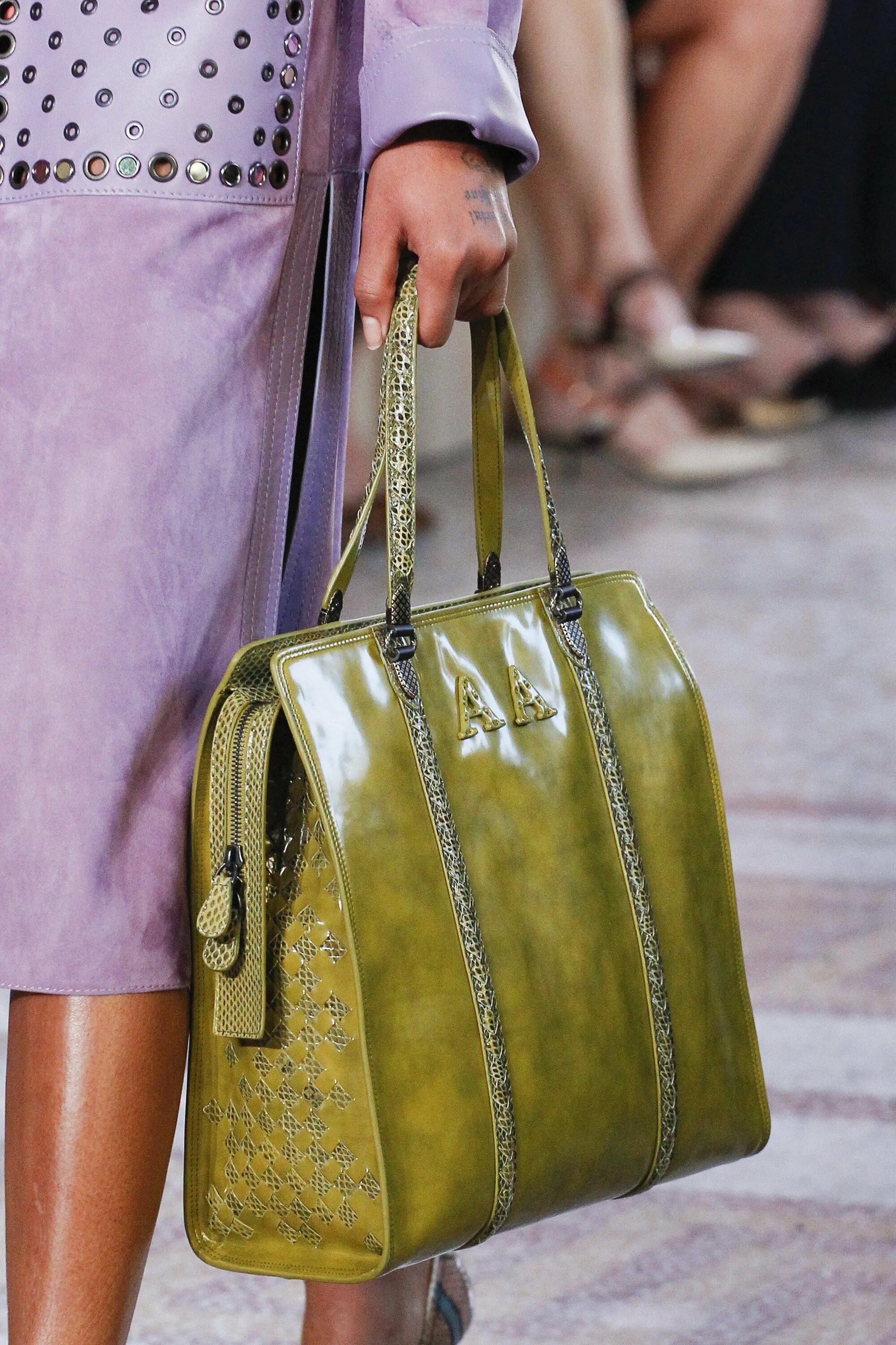 Топовые сумки. Bottega Veneta сумка зеленая. Сумка Боттега Венета коллекция 2018. Bottega Veneta сумки 2018-19.