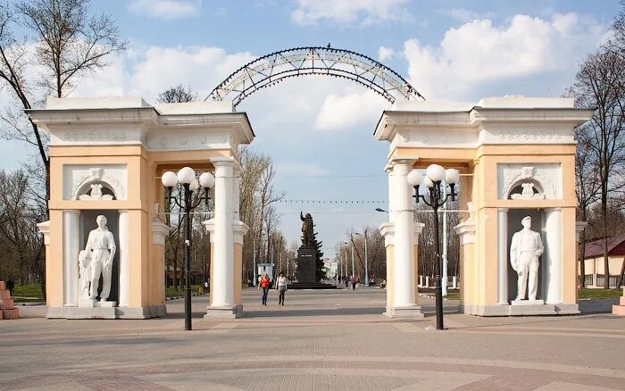 Парк победы белгород аллея героев. Парк г белгород. Парк г белгород. Парк ленина белгород. Парк победы летом белгород.