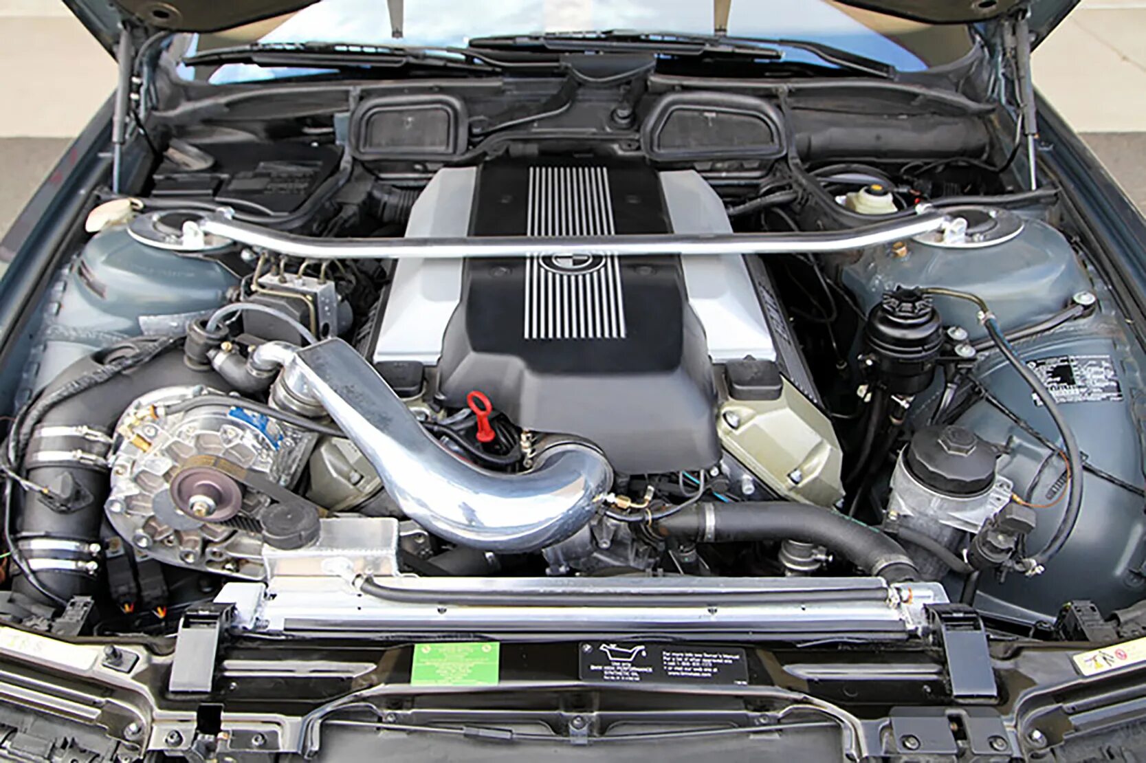 Двигатель бмв 750. BMW e38 750 мотор. BMW e38 740i Motor. BMW 740i 4.4. E38 v8 мотор.