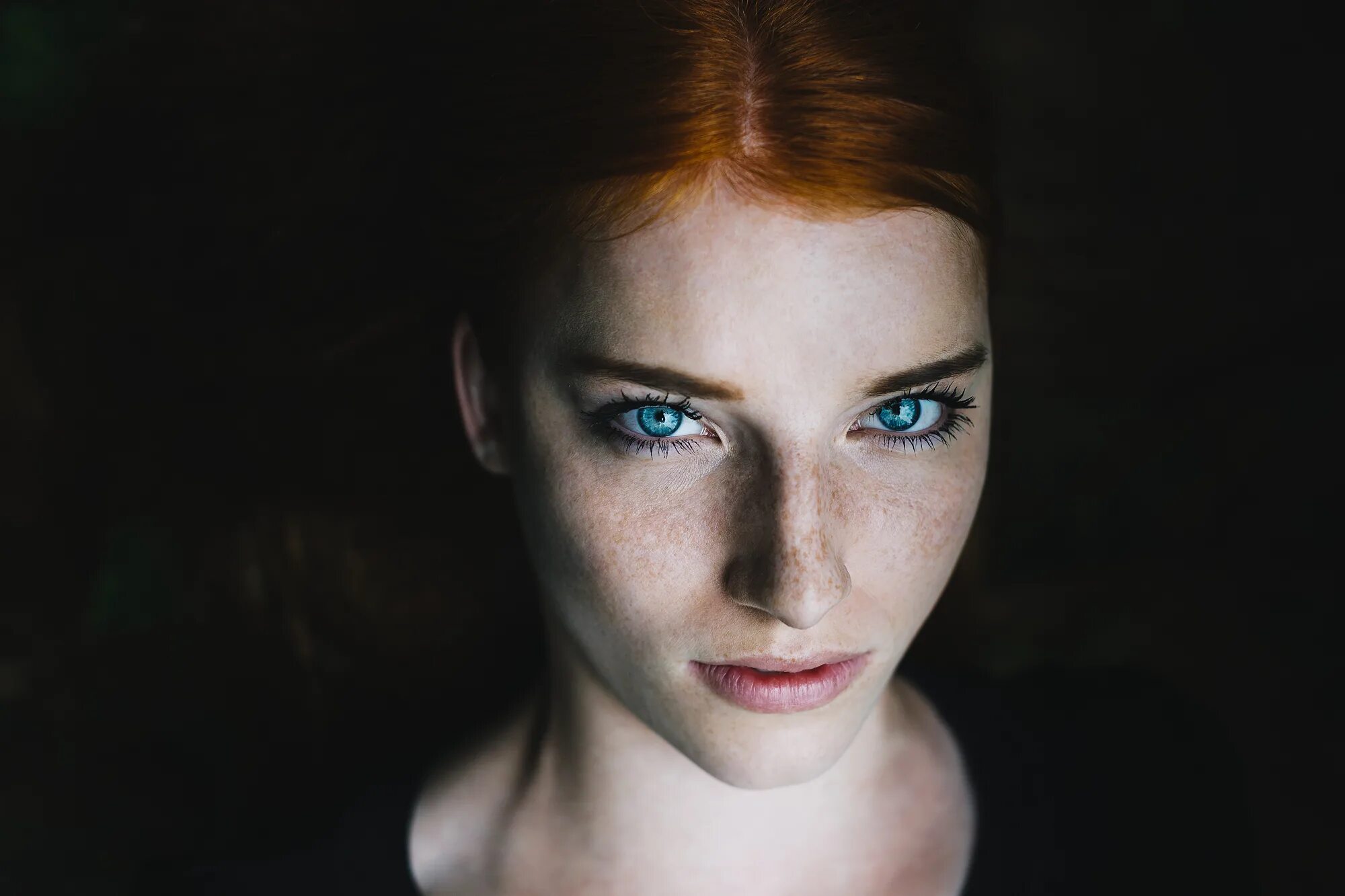 Beautiful human. Emma Stone portrait веснушки. Женщина с голубыми глазами. Девушка взгляд исподлобья. Выразительное лицо.