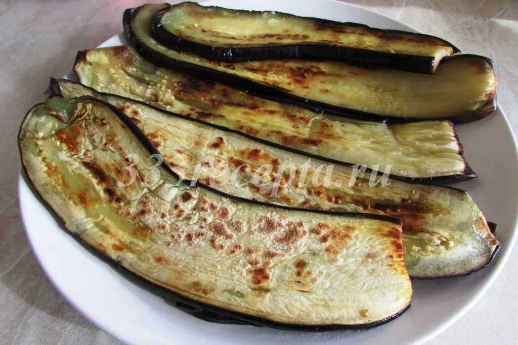 Баклажаны на сковороде рецепты быстро и вкусно. Баклажаны на сковороде. жареные баклажаны на сковороде. баклажаны на сковороде с дырочками. жареные баклажаны на сковороде длинные.