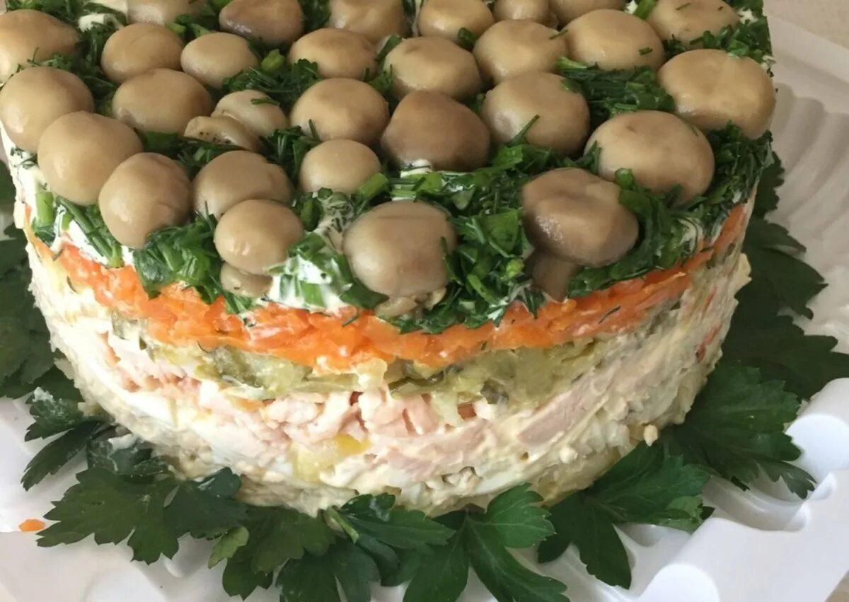 Салат полянка с копченой курицей. Салат перевертыш грибная Поляна. Салат грибная Полянка с опятами. Грибная Поляна шампиньоны. Салат Лесная Поляна с шампиньонами.