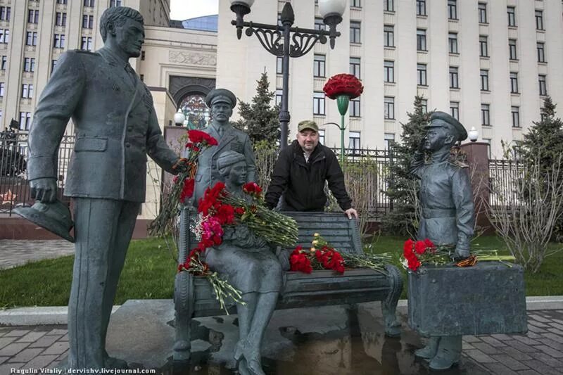 Фрунзенская набережная москва офицеры фото героям Министр обороны России генерал армии Сергей Шойгу открыл скульптурную композицию