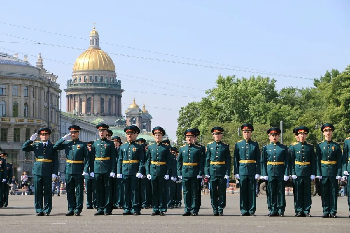 Институт офицеров. Выпуск офицеров фотосессия. выпуск 2013 года на дворцовой площади военные. санкт-петербургский военный институт войск национальной гвардии. гвардейцы россии.