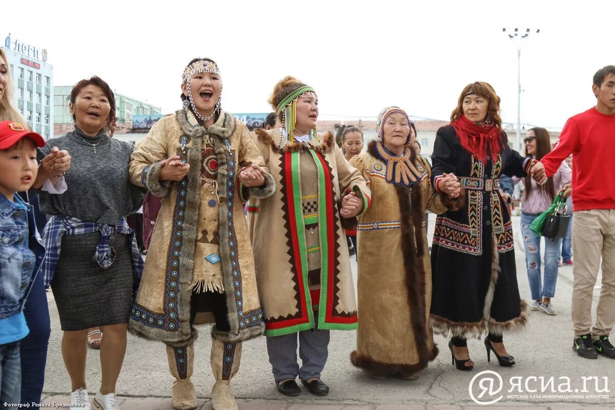 Дом коренных народов. Театр малочисленных народов севера Якутск. Эвенкийский ансамбль Биракан. Хейро - праздник солнца у народов севера России. Эвены Сээдьэ.