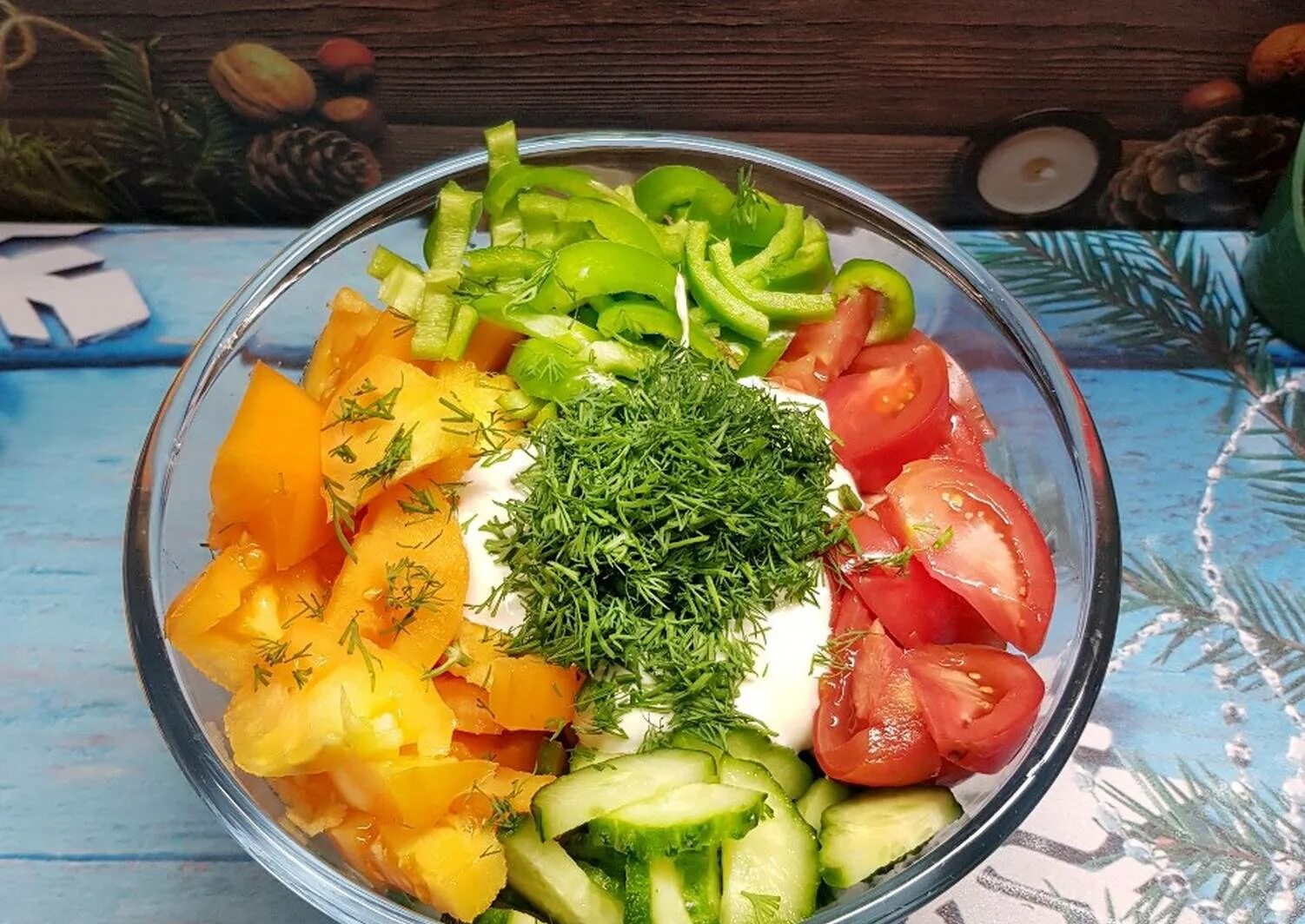 листья салата. весенний салат из свежих овощей и зелени. легкий салат. салат «весенний классический». салат весенний.