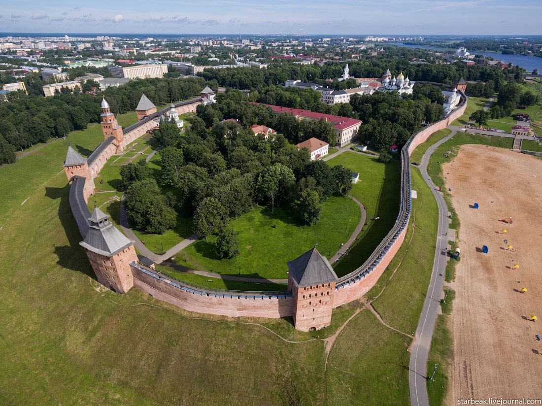 М новгород. Новгородский Кремль Великий Новгород достопримечательности. Смоленский Кремль Детинец. Великий Новгород Кремль с дрона. Вид на крепость Великого Новгорода сверху.