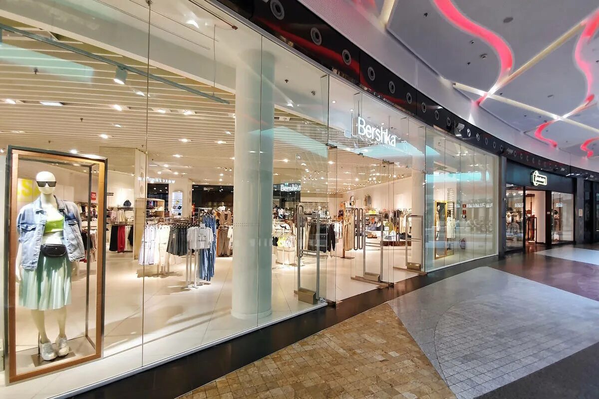 Бершка польша. Магазин одежды bershka bershka. Бершка екатеринбург гринвич. Bershka бренд. Bershka бренд.