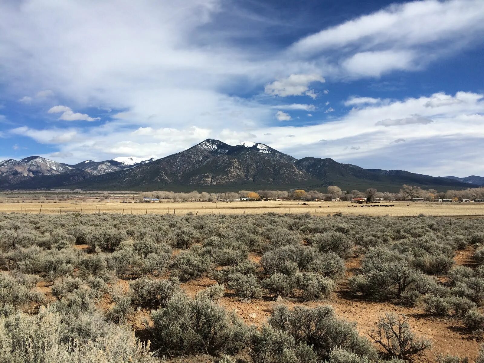 Гул таоса. Гул таоса. Таос америка городок. Таос пуэбло в нью — мексико. Гул таоса.