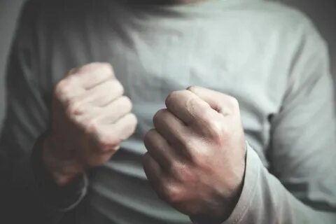 Битые руки парня