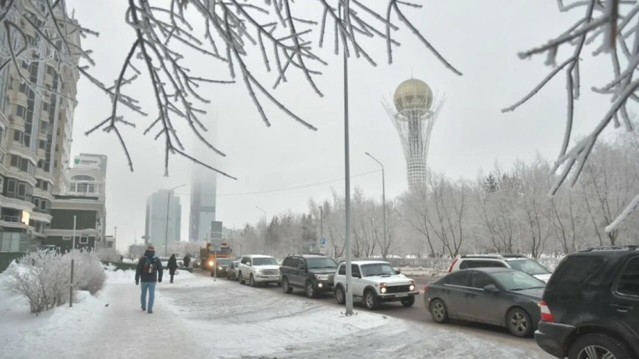 Астана погода какая. Буран в Астане. В Астане метель. Сильный ветер. Астана шторм.