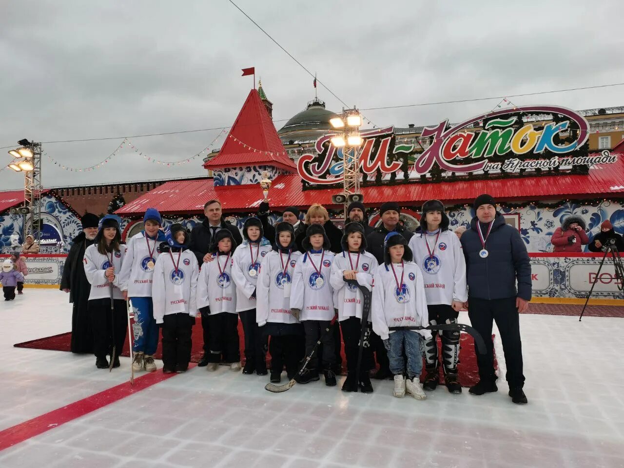 Кубок патриарха по хоккею с мячом 2022. Губок патриарха москва хоккей с мячом. Турнир по русскому хоккею на красной площади. Турниры на руси. Дети хоккеисты.