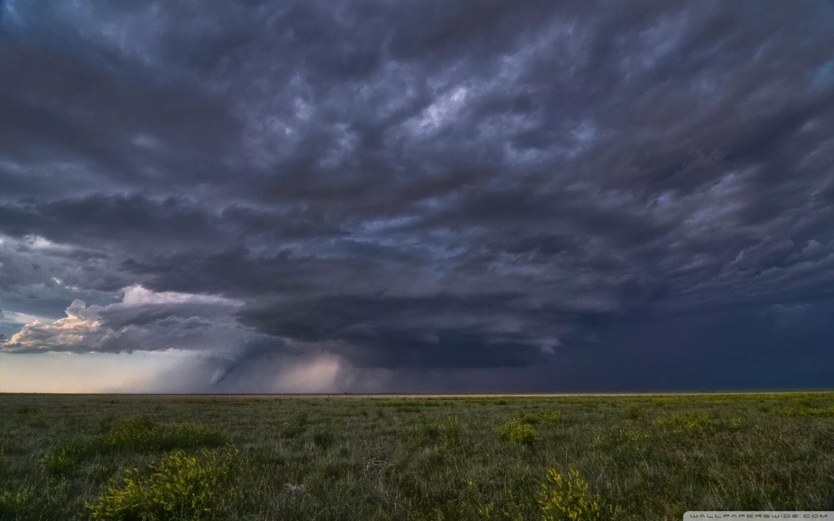 Мрачное небо. Низкие облака над морем. Перистые облака горизонт. Тучи над горизонтом. Облака на горизонте.