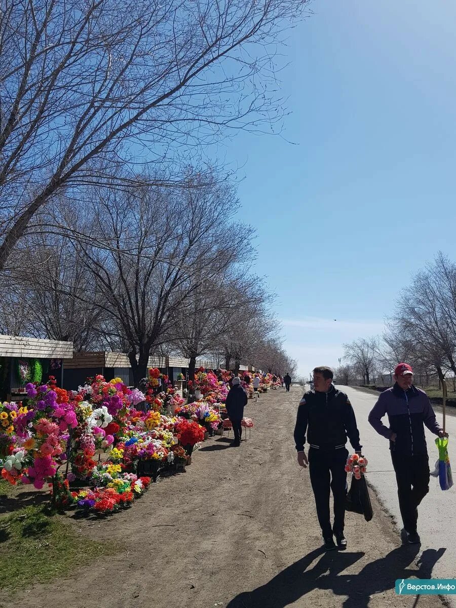 Родительский день на кладбище. Радоница в Гае Оренбургской области. Кладбище на родительский день Темрюк. Радоница.