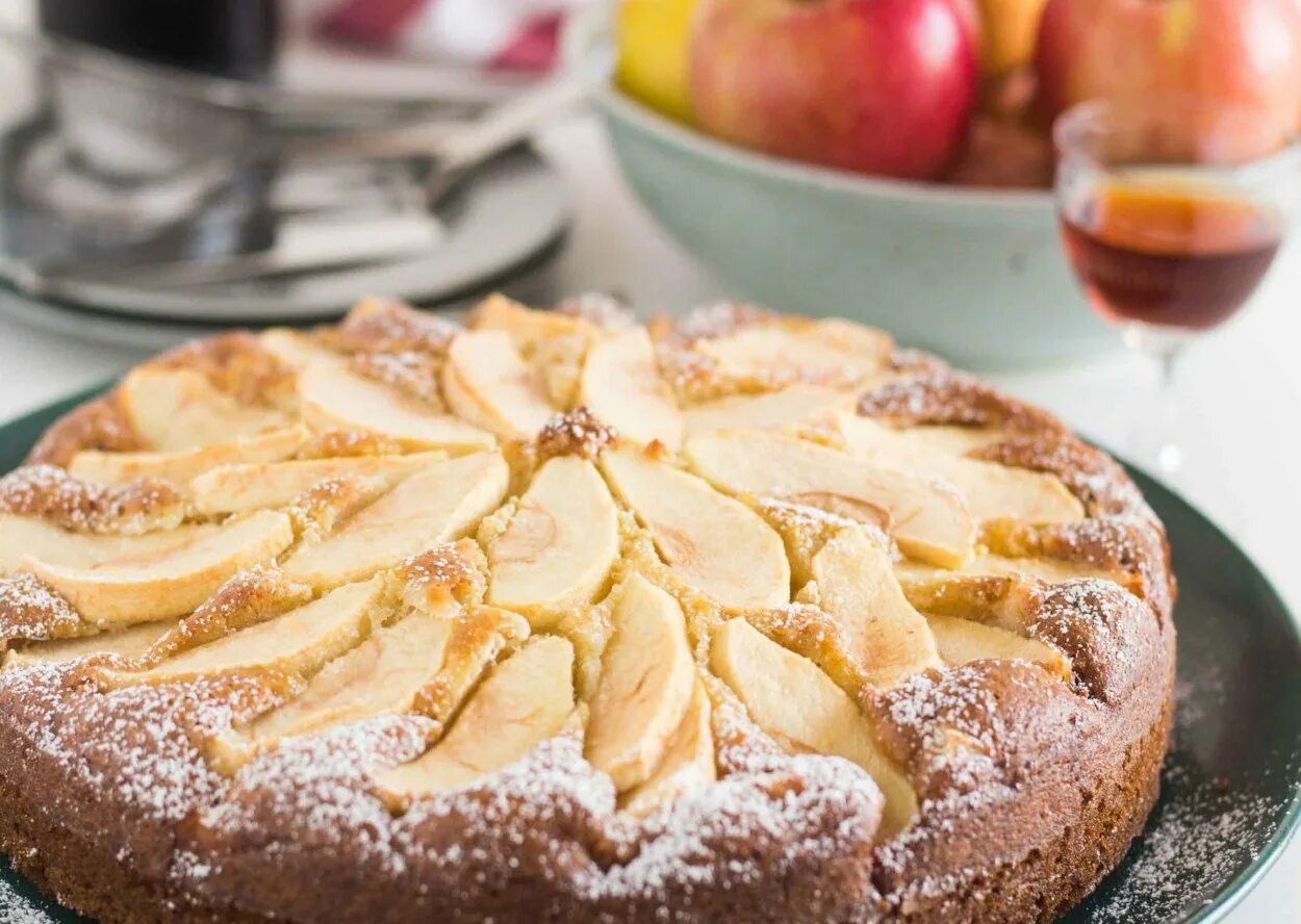 Шарлотка пропеклась. Apple pie (яблочный пирог). Шарлотка с яблоками. Красивый пирог с яблоками. Яблочный торт.