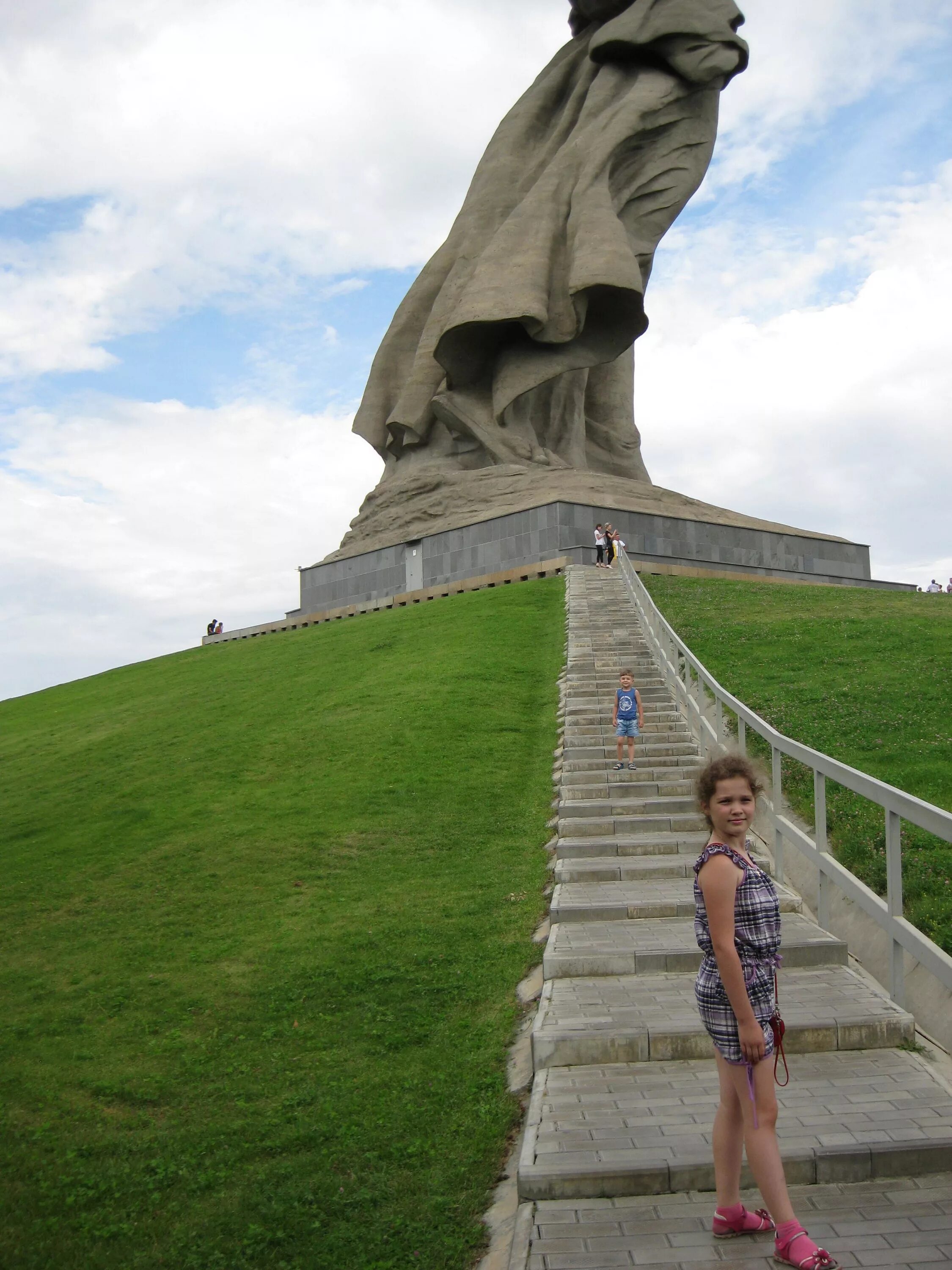 Поднявшись на курган. Мамаев курган. мамаев курган волгоград лестница. 200 ступеней мамаева кургана. мемориальный комплекс родина мать волгоград.