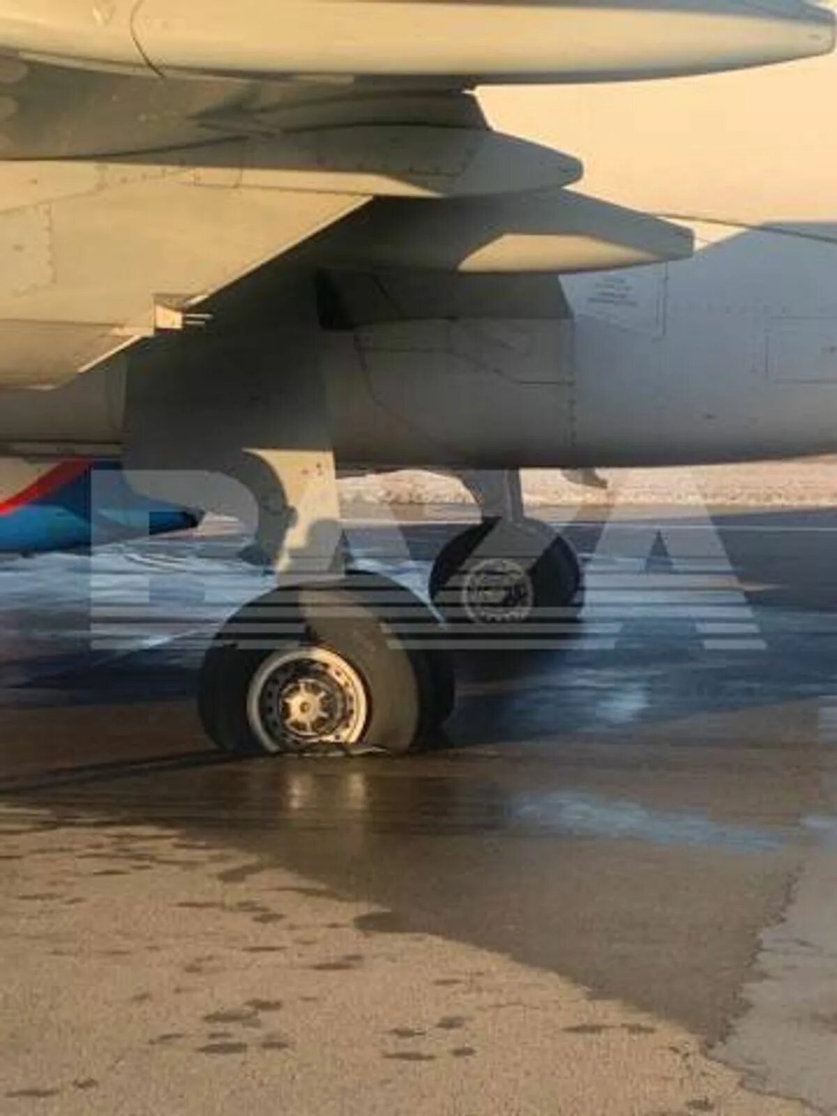 Самолет совершил аварийную. Колесо самолета. самолет приземляется. резина для шасси самолета. колесо пассажирского самолета.