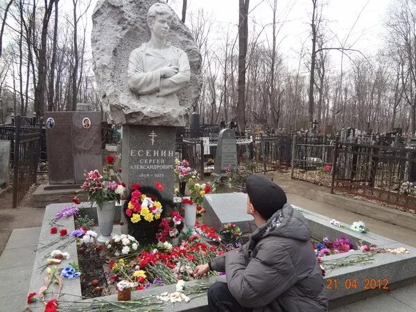 Могила Олега Даля на Ваганьковском кладбище. Памятник Олегу Далю на Ваганьковском кладбище.