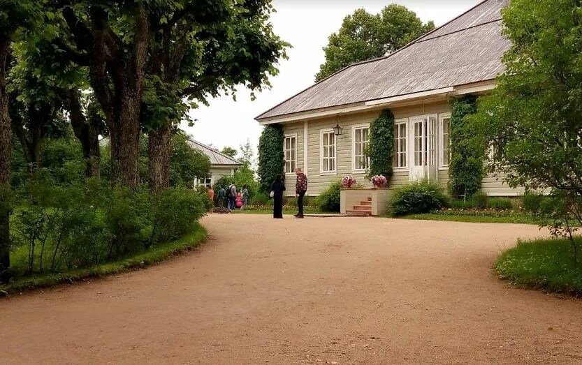 Музей усадьба михайловское пушкинские горы. Музей-усадьба «михайловское» псков. С пушкина. Село михайловское в музей пушкина. Усадьба михайловское пушгоры.
