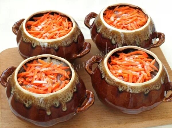 Филе рыбы с овощами в горшочках. Рыба в горшочке с овощами. Рыба в горшочке. Рыба в горшочке. Филе рыбы с овощами в горшочках.