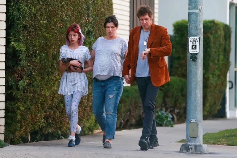 отец милы. ребекка ригг менталист. отец йовович. милла йовович с папой. родители милы йовович.