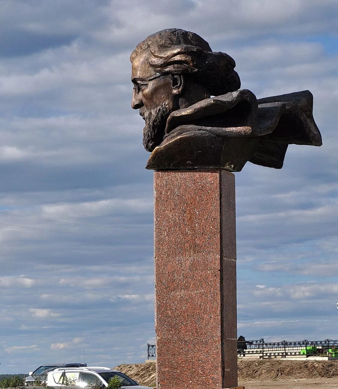 Памятник в чернышевском. Памятник Чернышевскому в Вилюйске. Памятники г Вилюйска. Вилюйск достопримечательности города. Памятники Вилюйск Вилюй.