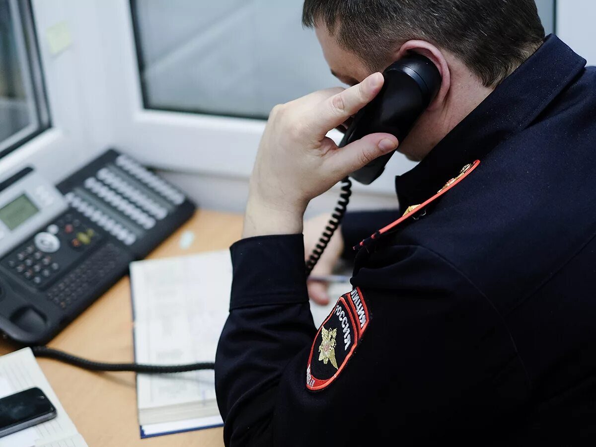 Звонок в полицию. Полицейский с телефоном. Человек звонит в полицию. Звоню в полицию.