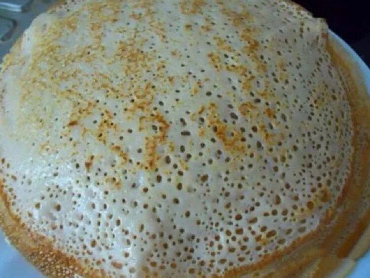 Тонкие блинчики на молоке с дырочками. Блины на молоке с дырочками тонкие. Блины тонкие на молоке с дырочками пошаговый. Тонкие ажурные блинчики на молоке с дырочками