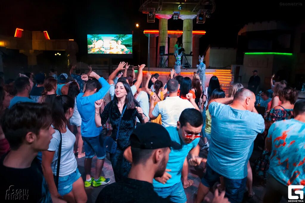 ночной клуб феодосия. ночной клуб ноир феодосия. кафе эдем феодосия. нуар феодосия. бармен алкоголь.