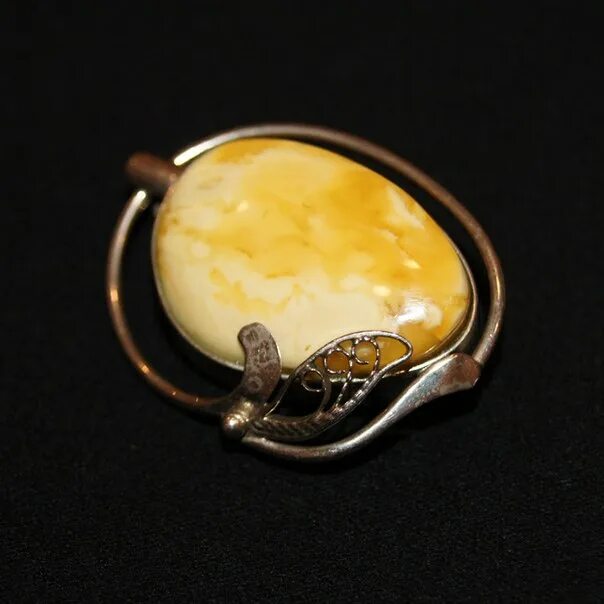 Брошь на янтаре. Брошь янтарь с подвесками. Брошь янтарь винтаж. Брошь с янтарем винтаж. Винтажная янтарная брошь.
