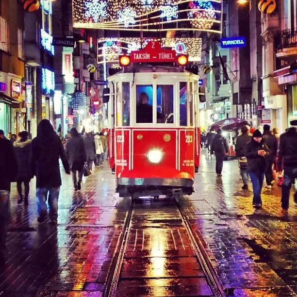 Таксим как добраться. Турция Стамбул Истикляль. Улица Истикляль в Стамбуле. Таксим Истикляль. Улица Таксим в Стамбуле.