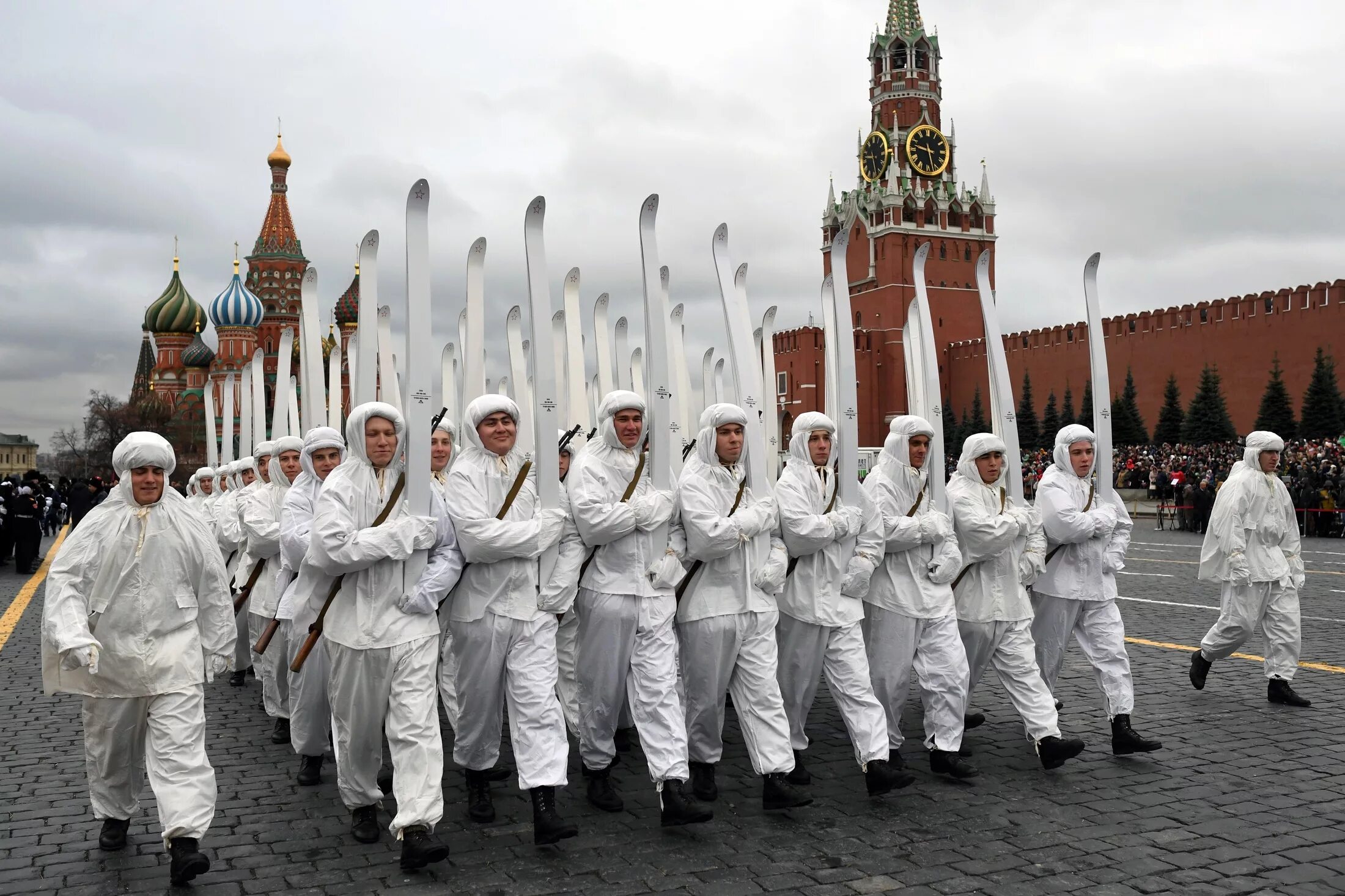 Военный парад. Маршируют на красной площади. Марш на красной площади. Парад войск на красной площади.