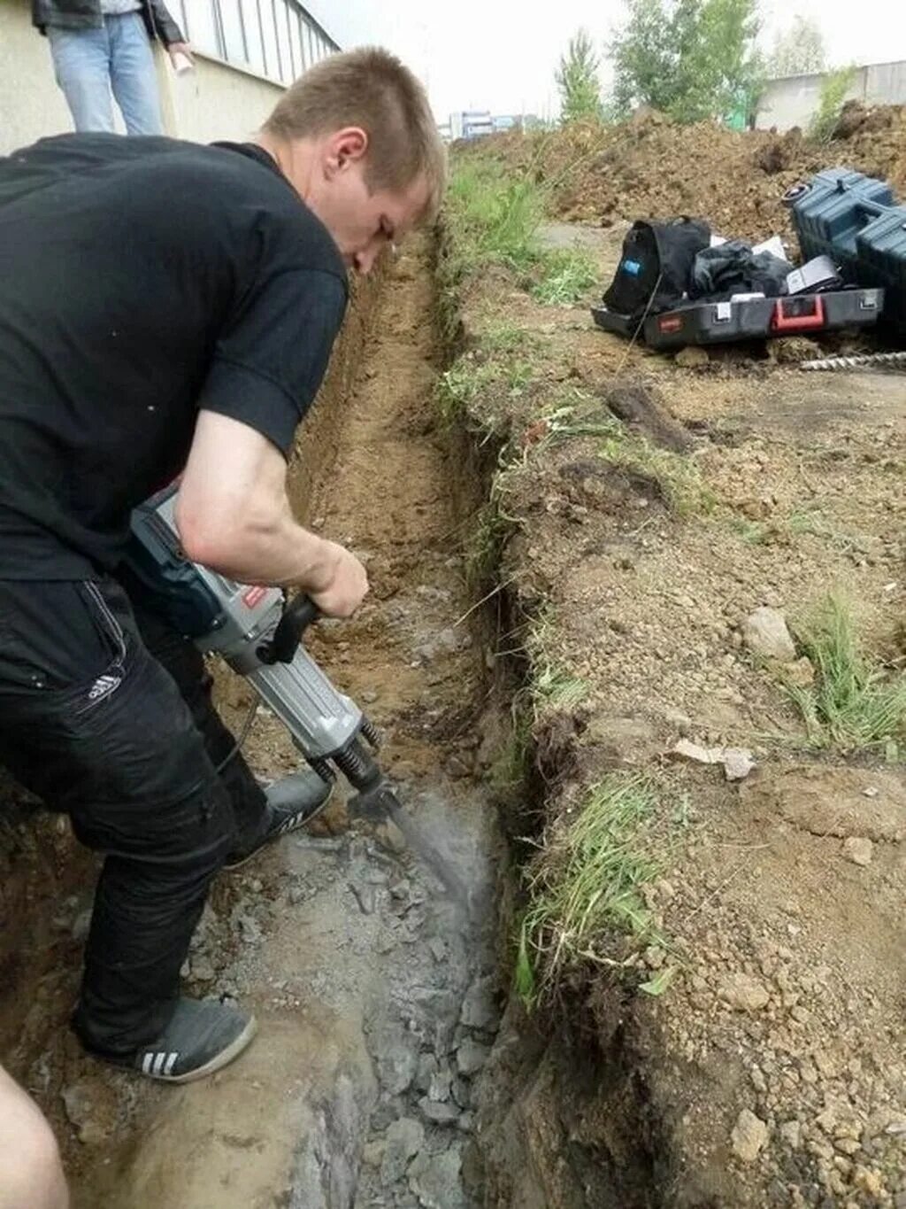 Выкопать под водопровод. Копка траншеи под водопровод. Прокопать траншею для водопровода. Копают водопровод. Траншея под водопровод.