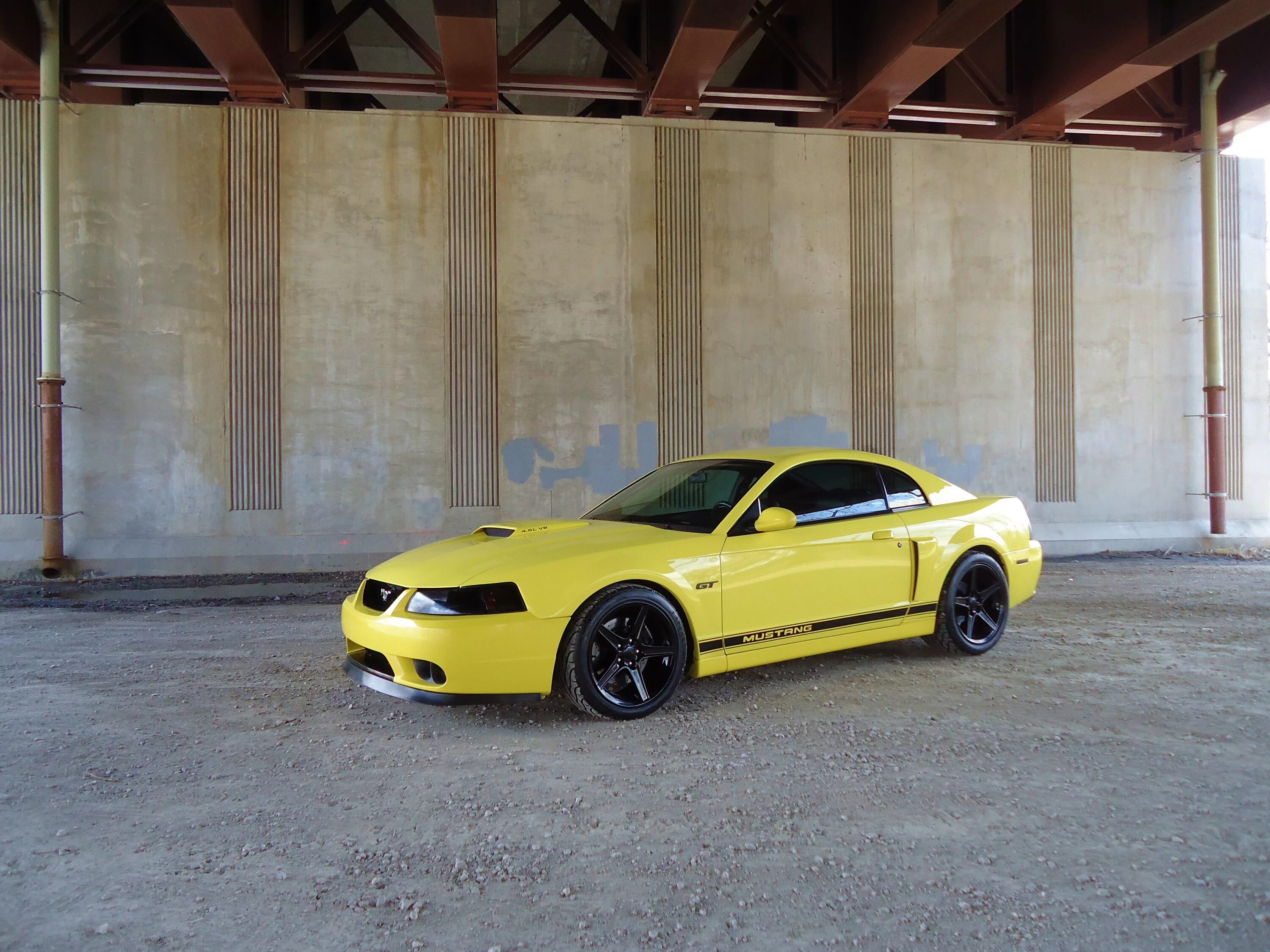 Мустанг барнаул. Ford Mustang 2001 желтый. Форд Мустанг 1990 жёлтый. Форд Мустанг 2000 Yellow. Мустанг желтый 197 Форд.