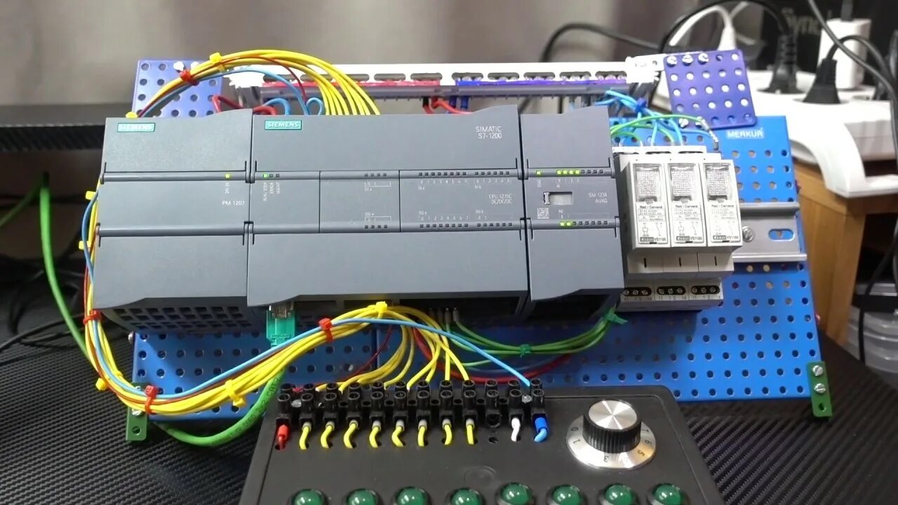 S7 tia 1200. Контроллер сименс s7-1200. Simatic s7-1200. Tia portal 15. Siemens s7-1500.