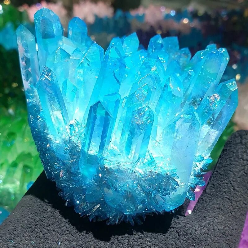 Aqua crystal. Кварцевый Кристалл Aqua Aura. Кристалл голубой кварц Аква Аура. Радужный Кристалл. Сине зеленый кварц.