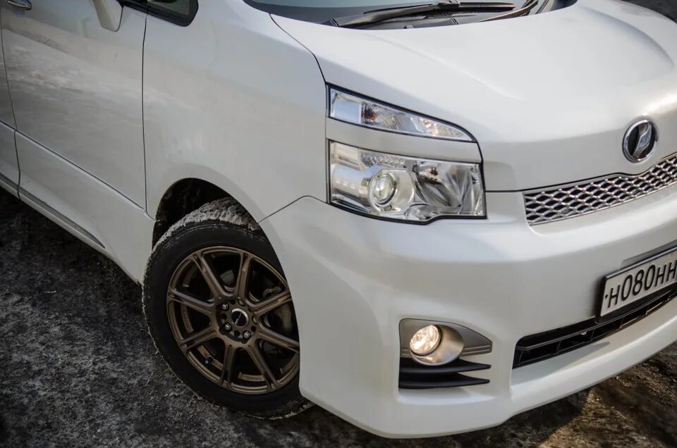 Тойота вокси колеса. Toyota voxy 3g. Тойота вокси 2002. Toyota voxy на 17 колесах. Литые диски toyota voxy r16.