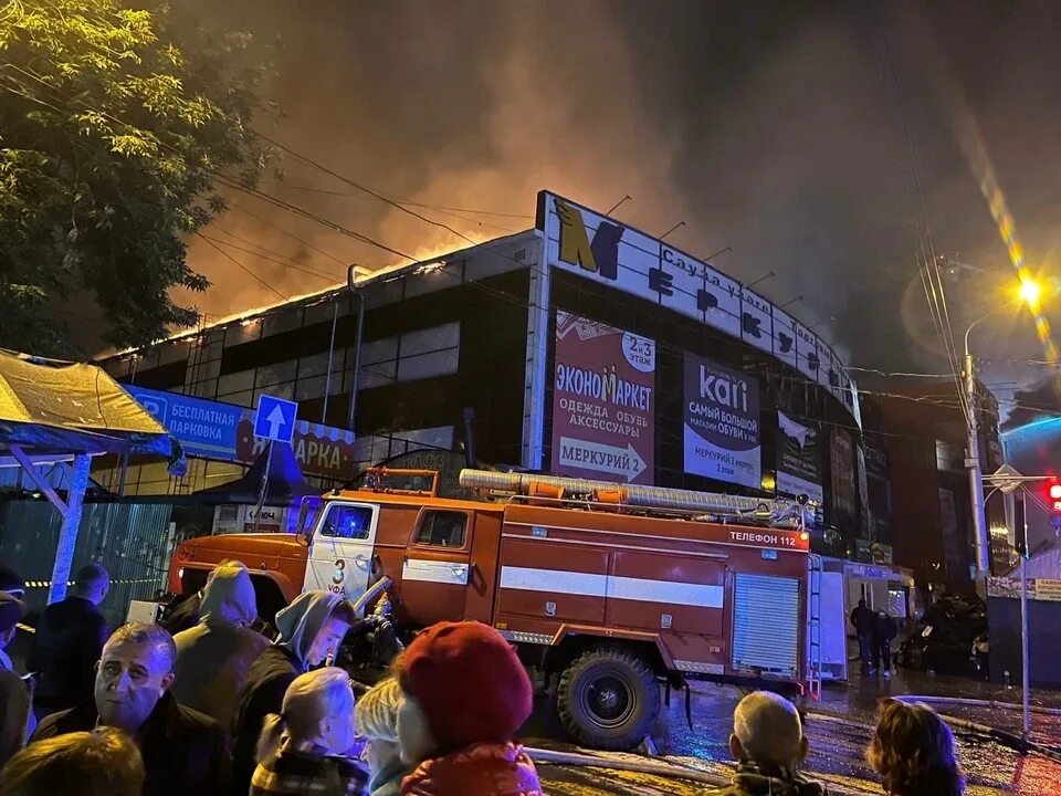 Пожар в торговом центре меркурий уфа. Тц меркурий уфа пожар. Трц меркурий в уфе горит. Горящий меркурий. Трц меркурий пожар.