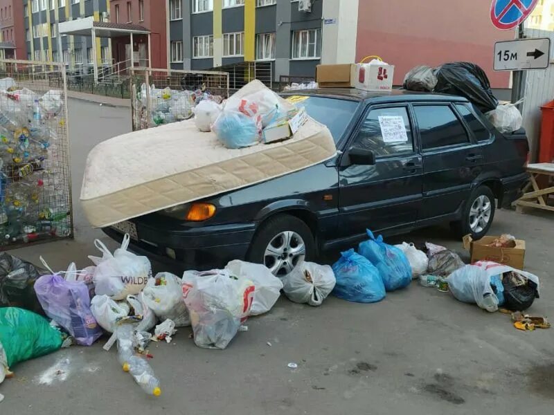 Завалена мусором. Мусорная машина. Мусорка в машину. Машина помойка. Мусор в машине.