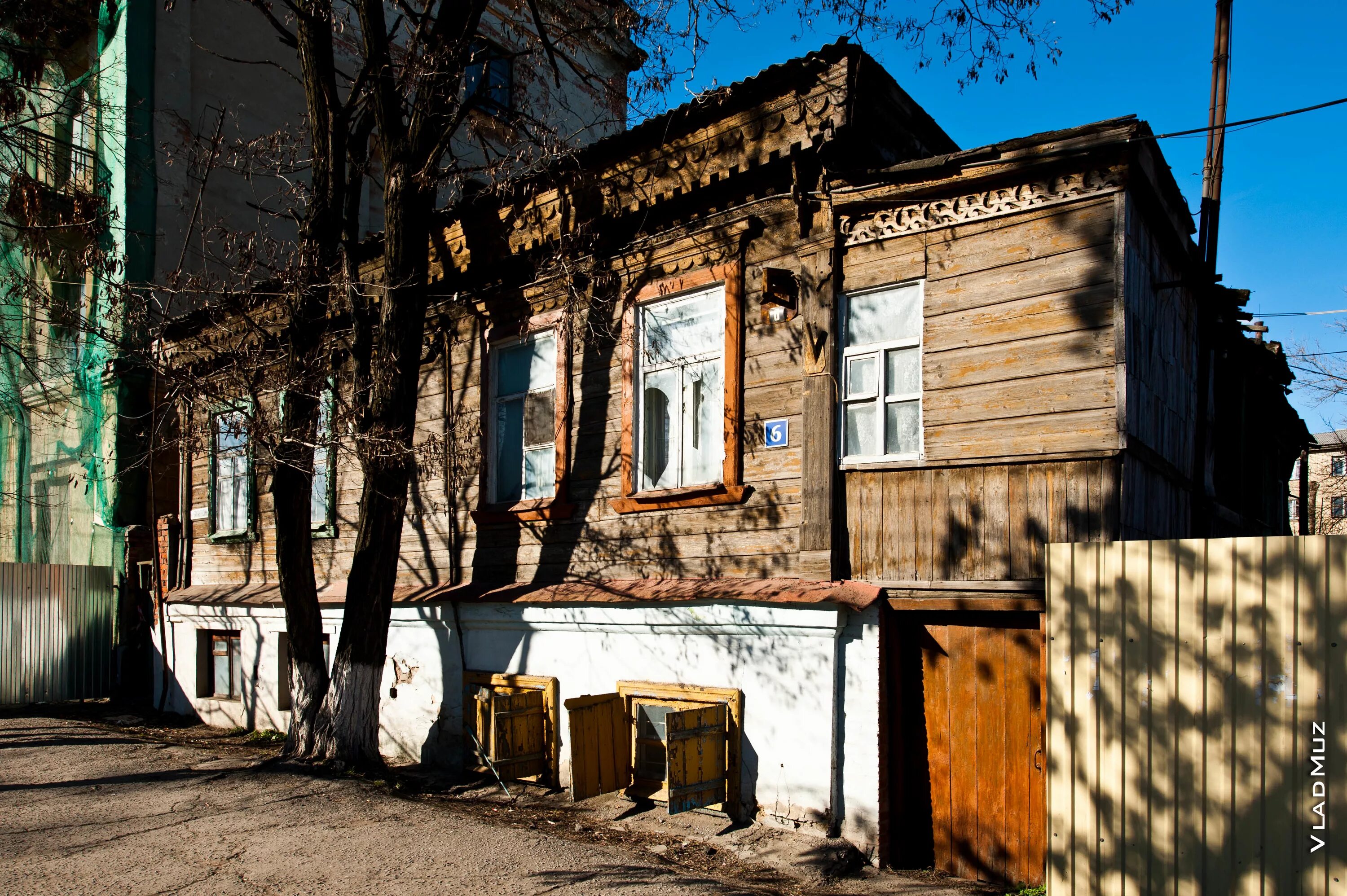 Фото украшений из дерева на окнах, фризах и карнизе старинного деревянного дома 